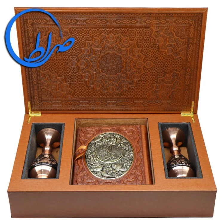 قرآن نفیس همراه با دو گلدان مسی الماس تراش